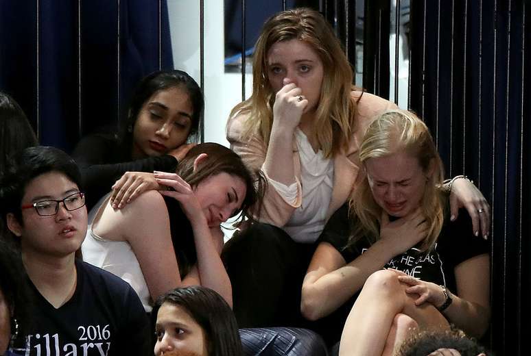 Apoiadores de Hillary Clinton choram ao saberem da vitória de Donald Trump na corrida à Casa Branca