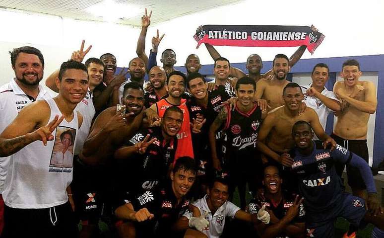 Elenco do Atlético-GO comemora o acesso à Série A do Campeonato Brasileiro