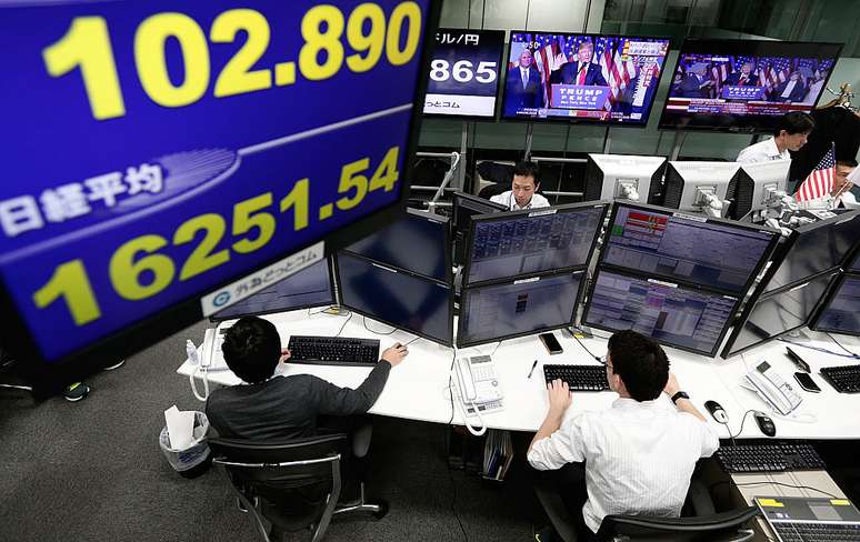 Controladores da bolsa de valores acompanham os números durante pronunciamento de vitória de Trump