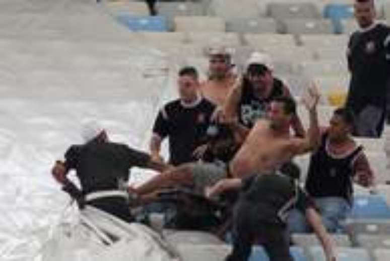Os 30 torcedores do Corinthians foram detidos após agredirem policiais militares que faziam a segurança no Estádio do Maracanã, durante o jogo contra o Flamengo, no dia 23 de agosto.