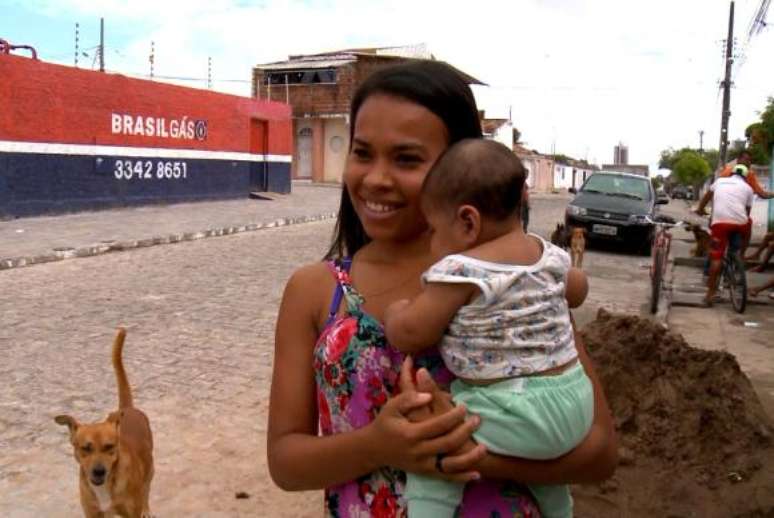 Amanda dos Santos, 19 anos, é mãe de Emanoel, um dos bebês afetados pela Síndrome Congênita do Zika em Campina Grande (PB)