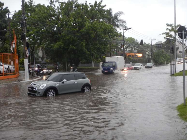 Chuva causa alagamento na avenida das Nações Unidas, em São Paulo, nessa quarta-feira.