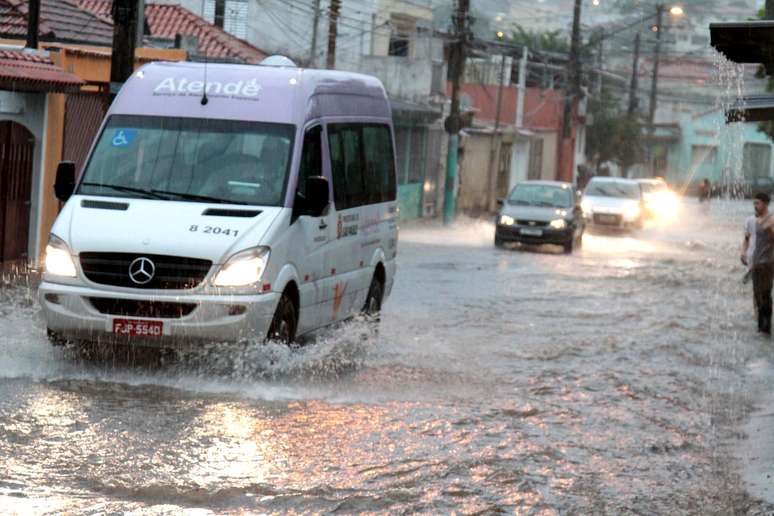 Chuva causa alagamento no bairro do Mandaqui, zona norte de São Paulo, nessa quarta-feira.