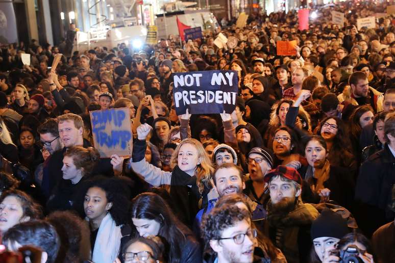 Milhares de manifestantes protestaram contra a eleição de Donald Trump em Nova York em frente à Trump Tower