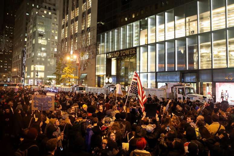 Milhares de manifestantes protestaram contra a eleição de Donald Trump em Nova York em frente à Trump Tower