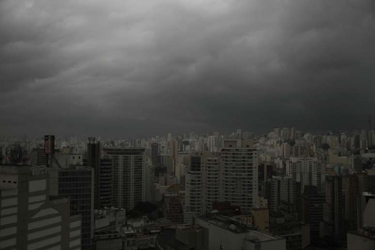 Nuvens carregadas vistas da região central da cidade de São Paulo nessa quarta-feira. A chuva atingiu também a Grande São Paulo.