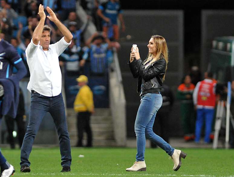 Renato Portaluppi comemora com sua filha Carol a classificação do Grêmio para a final da Copa do Brasil, na Arena Grêmio
