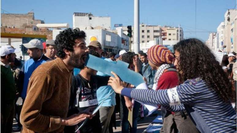 Protesto no Marrocos organizado por meio do Facebook. A rede social se tornou bem mais do que uma plataforma para a publicação de fotos. Atualmente, reflete a profissão e a posição política dos seus usuários