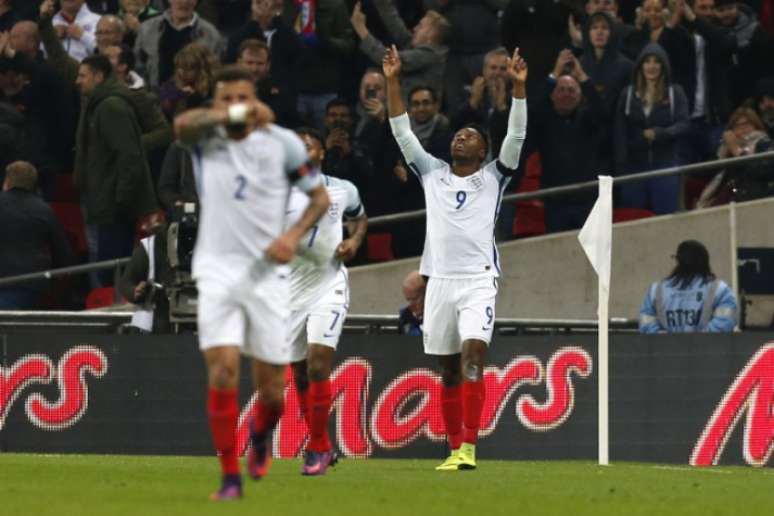 Sturridge abre o placar e agradeceu aos céus em Wembley (Ian Kington / AFP)