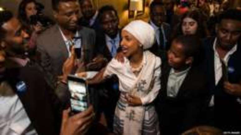 Ilhan Omar é a primeira muçulmana somali americana eleita para a Câmara dos Representantes