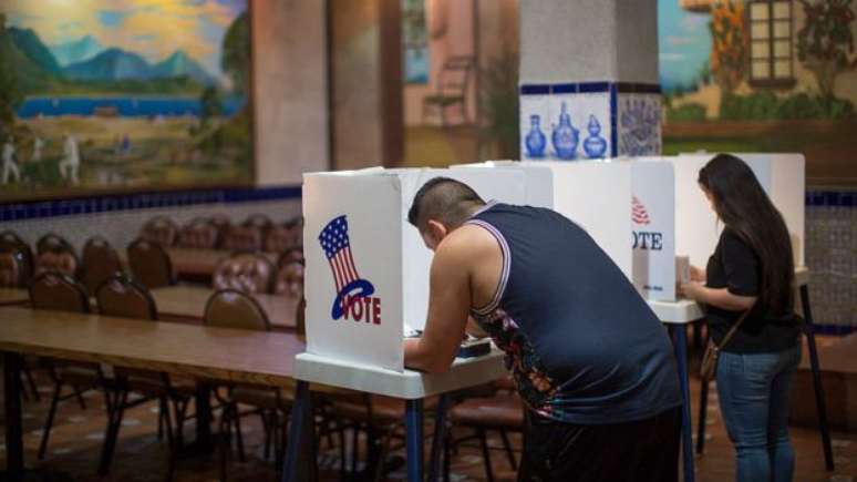 Eleitores americanos votam na eleição presidencial, em 2016