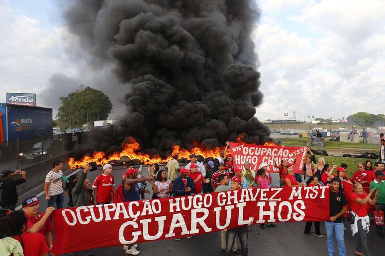 Integrantes do MTST realizam protesto na rodovia Presidente Dutra, altura do trevo de Bonsucesso, em Guarulhos (SP), na manhã desta sexta-feira.