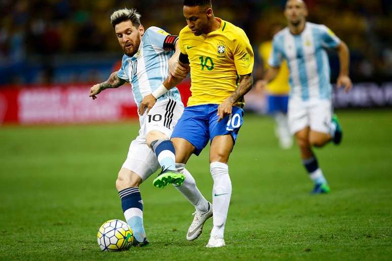 Messi e Neymar disputam bola em jogo das Eliminatórias da Copa da Rússia no Mineirão.