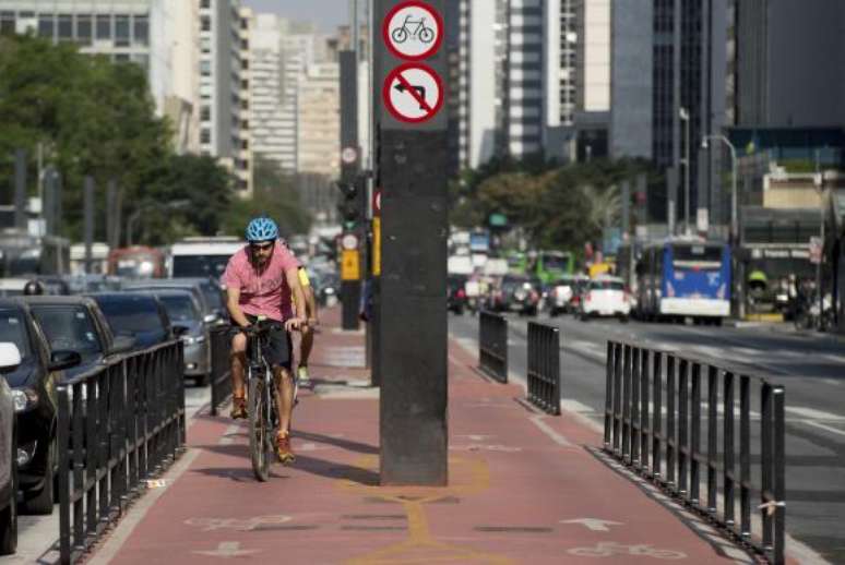 Com 2,7 quilômetros de extensão e ligação com 11 outras ciclovias, a ciclovia da Avenida Paulista permite que o ciclista percorra vias exclusivas da Zona Oeste até a Zona Sul da cidade ()