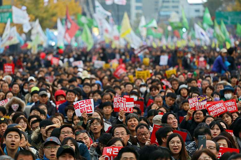 Milhares de manifestantes pedem a renúncia da presidente da Coreia do Sul