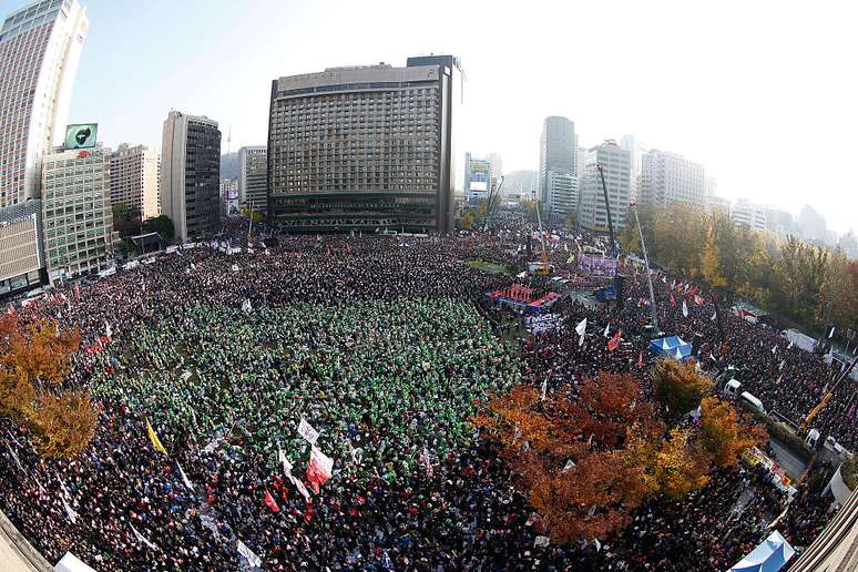 Milhares de manifestantes pedem a renúncia da presidente da Coreia do Sul