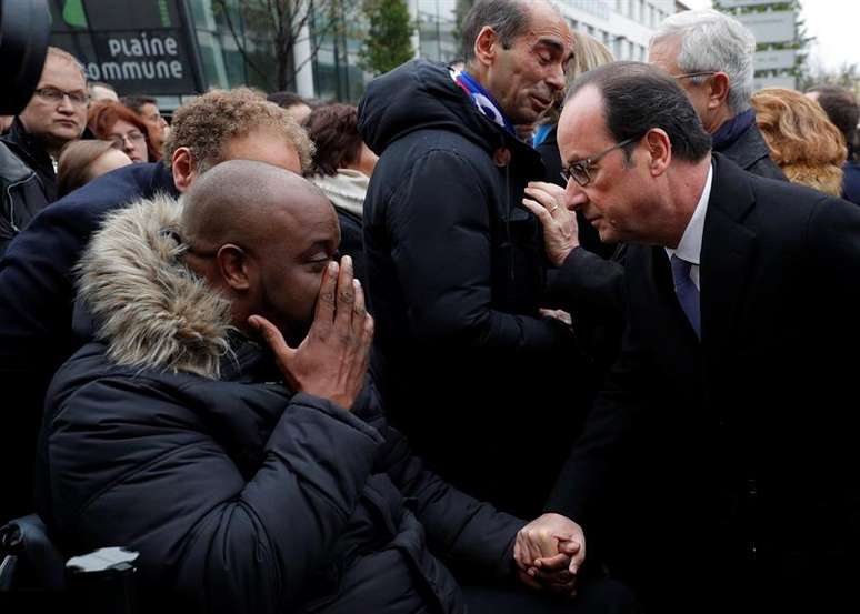 François Hollande conversa com vítima do atentado de um ano atrás