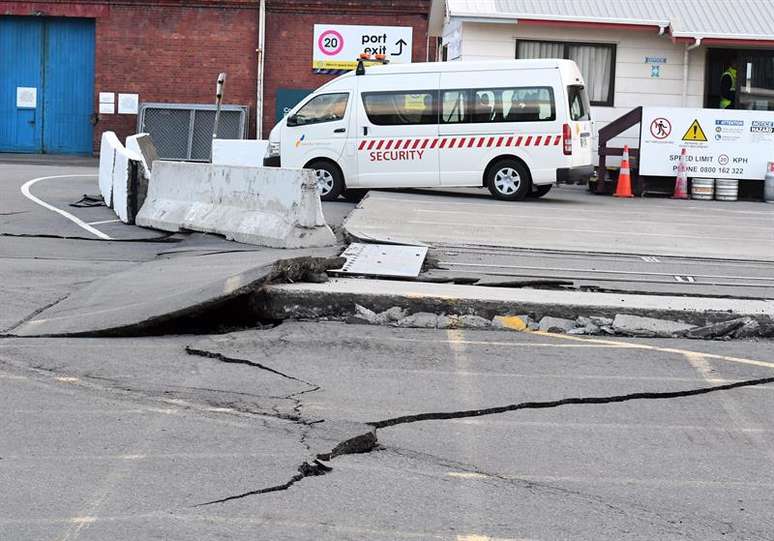 Fissuras no asfalto apareceram em estradas em torno de Center Port, em Wellington, na Nova Zelândia, após o terremoto