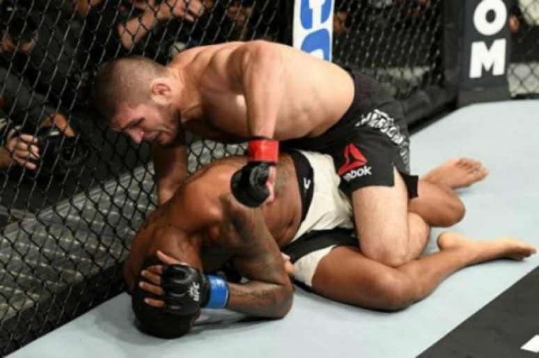 Nurmagomedov finalizou Johnson no terceiro round do UFC Nova York - (Foto: UFC)