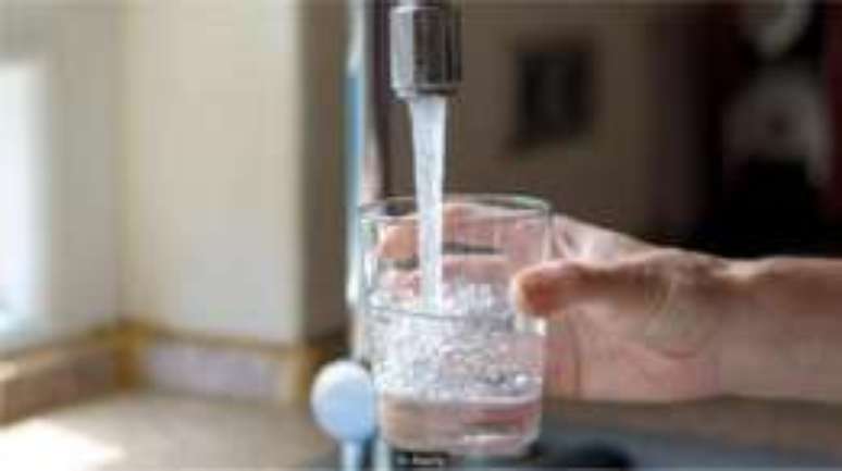 Um simples copo d'água pode causar dores terríveis a pessoas com urticária aquagênica