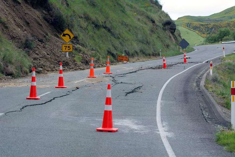 Terremoto provocou rachaduras em rodovia na cidade de Christchurch, na Nova Zelândia.