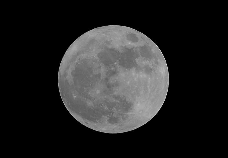 Superlua se eleva sobre Manila, nas Filipinas