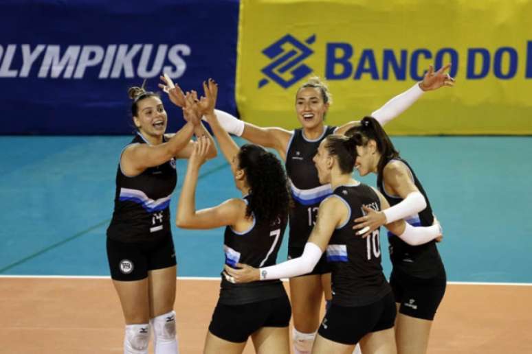 Equipe da capital paulista comemora ponto no duelo contra o Minas (Foto: Gaspar Nobrega/Inovafoto/CBV)