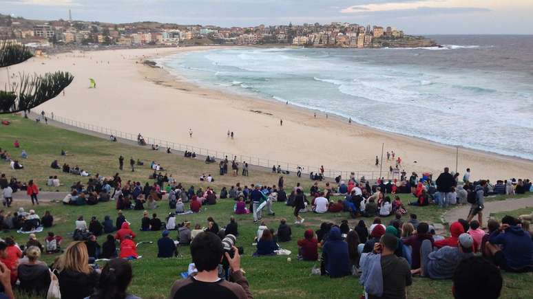 A decep&ccedil;&atilde;o tomou conta da multid&atilde;o que foi at&eacute; Bondi Beach, uma das praias mais famosas da Austr&aacute;lia: o c&eacute;u estava encoberto por nuvens