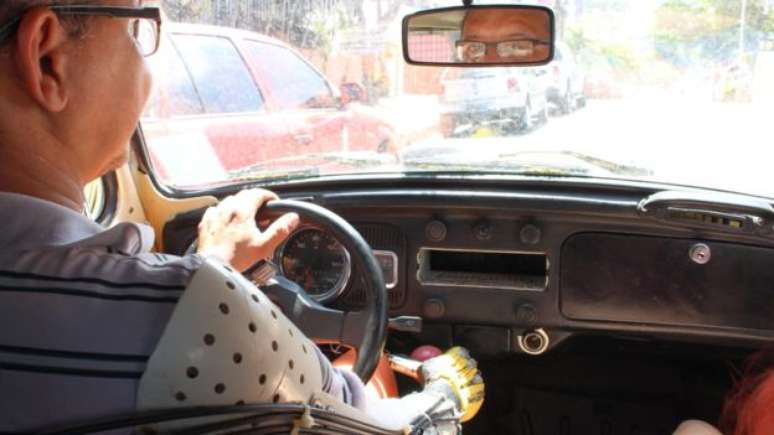 Apesar da perda do bra&ccedil;o, Ari tem uma vida independente. At&eacute; dirige seu carro, um Fusca 