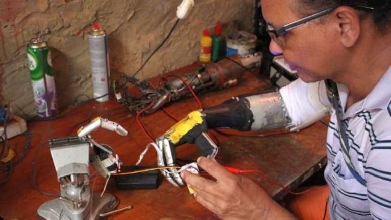 Pr&oacute;teses feitas por Jos&eacute; Arivelton Ribeiro surgiram numa oficina de fundo de quintal em Fortaleza 