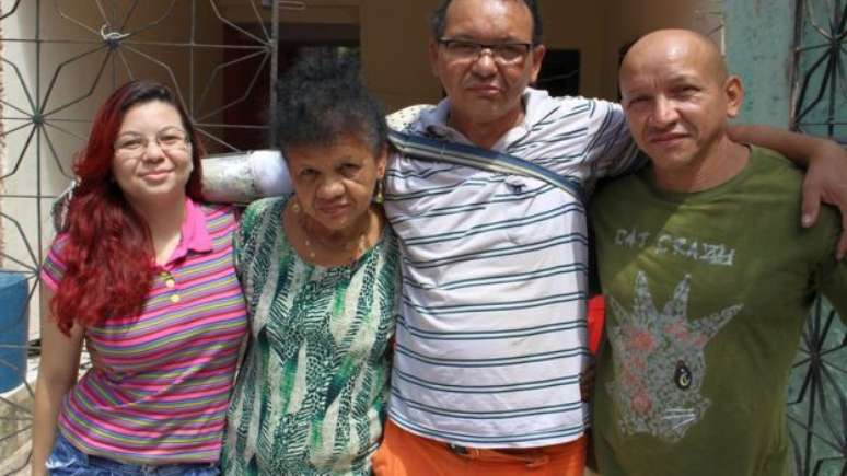 Ari ao lado da filha, da m&atilde;e e do irm&atilde;o: fam&iacute;lia &agrave;s vezes precisa frear '&iacute;mpeto criativo' do inventor autodidata 