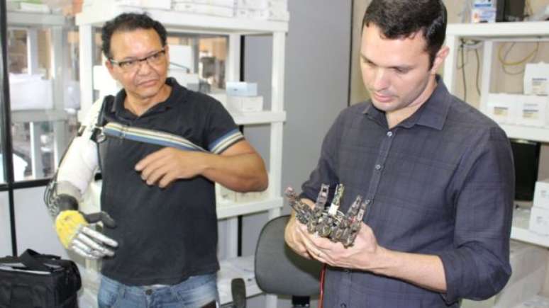 Especialista em pr&oacute;teses se disse impressionado ao conhecer pr&oacute;teses feitas por Ari 