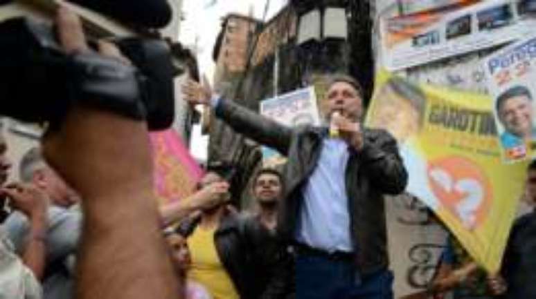Garotinho, fotografado em campanha para governador do Rio em 2014, foi preso por suposta fraude nas eleições à prefeitura de Campos dos Goytacazes, seu principal reduto eleitoral