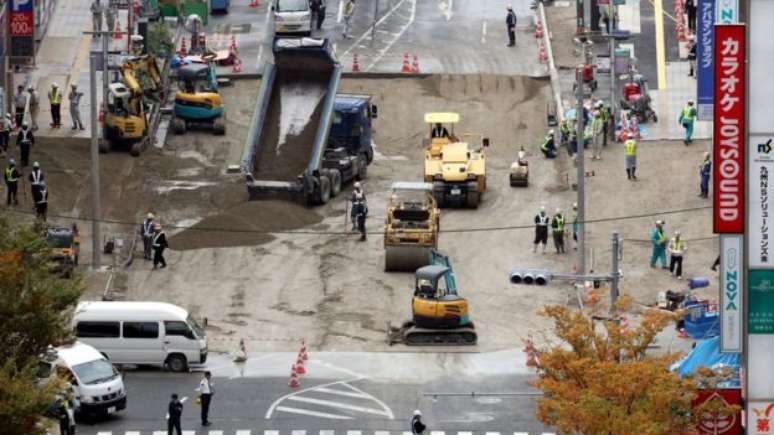 Foram necess&aacute;rios 6.200 metros c&uacute;bicos de areia e cimento para tapar o buraco 