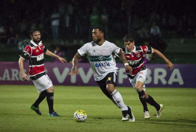 Coritiba venceu o Santa Cruz na noite desta quarta-feira (Foto: Guilherme Artigas/Fotoarena/Lancepress!)