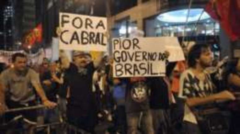 Manifestantes protestam contra governo de Cabral no Rio de Janeiro em 2013