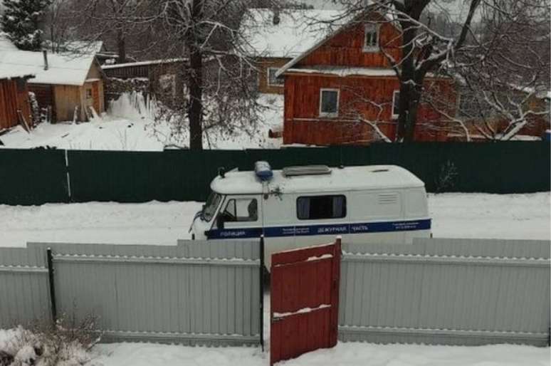 A foto da van da polícia russa com muitas marcas de tiros após ser repetidamente alvejada por Denis também foi postada pelo casal no Instagram 