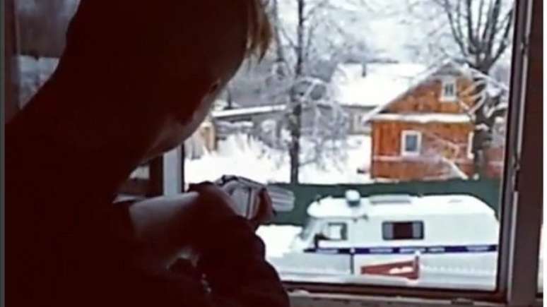 Denis, de 15 anos, transmitiu ao vivo na internet o ataque contra a polícia. Ele ria muito e atirava de uma janela do sítio da família da namorada, no vilarejo de Strugi Krasnyye 