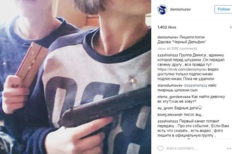 Em outro flagrante no Instagram, Denis (esq.) mostra uma platina de uniforme militar e Katya faz pose com uma pistola. A foto gerou piadas e teve quase 900 comentários 