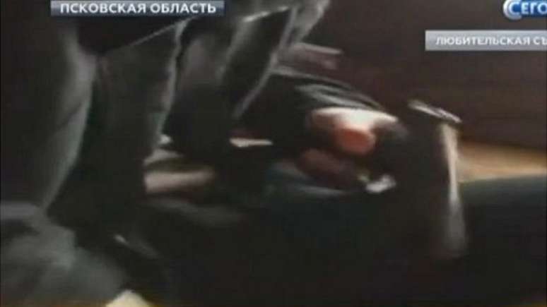 No vídeo, Katya aparece carregando uma pistola com grande habilidade 
