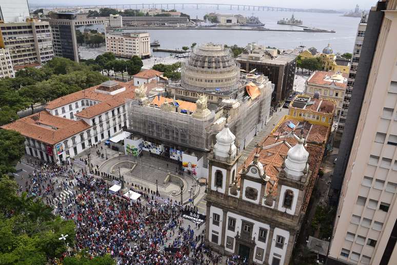 Manifestação de servidores em frente à Alerj na tarde de quarta-feira (16)