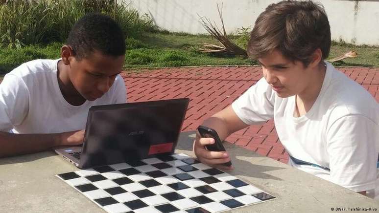 Estudantes são encorajados a utilizar a tecnologia durante as atividades escolares