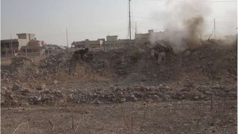 Nesta foto de Gabriel Chaim, soldado curdo peshmerga é atingido por snipers do EI durante intensa troca de tiro na ofensiva para recapturar a cidade de Bashiqa, nos arredores de Mossul 