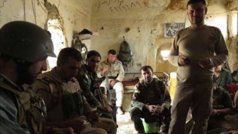 Chaim (de capacete) vive a rotina da frente de batalha lado a lado com os soldados iraquianos - e se sente como um deles 