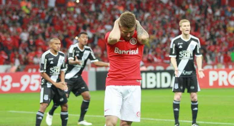 Inter tropeçou dentro do Beira-Rio (Foto: Murilo Carvalho)