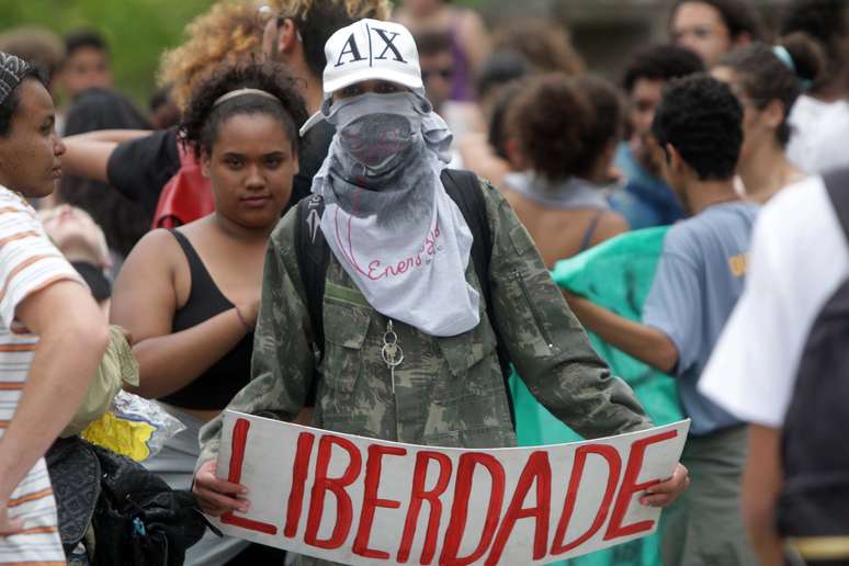 Estudantes realizam ato contra a PEC 55, proposta que tramita no Senado e prevê o congelamento de investimentos públicos nos próximos 20 anos