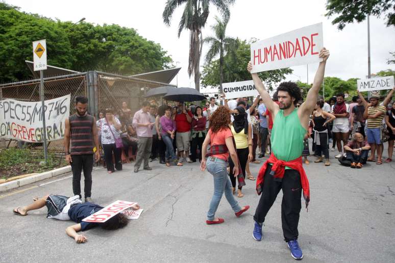 Estudantes realizam ato contra a PEC 55, proposta que tramita no Senado e prevê o congelamento de investimentos públicos nos próximos 20 anos