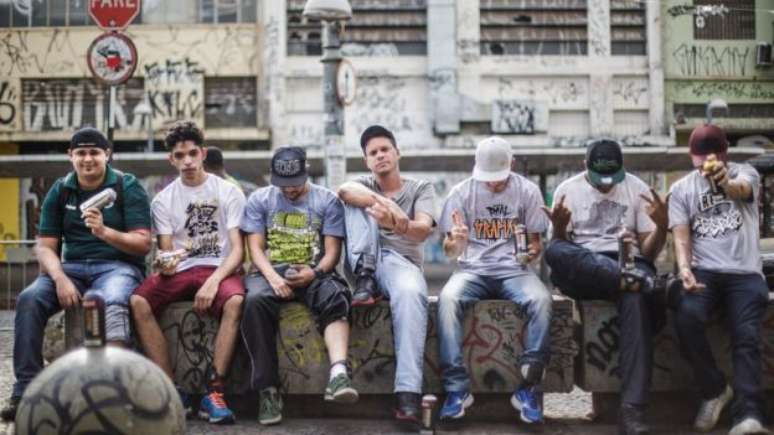 Da esq. para dir., "Asco", "Snil", "Napo", "Yes", "Boni", "Sabre"; e pichador n&atilde;o identificado: com tornozeleiras, integrantes dos "Pixadores de Elite", alvo de opera&ccedil;&atilde;o em BH