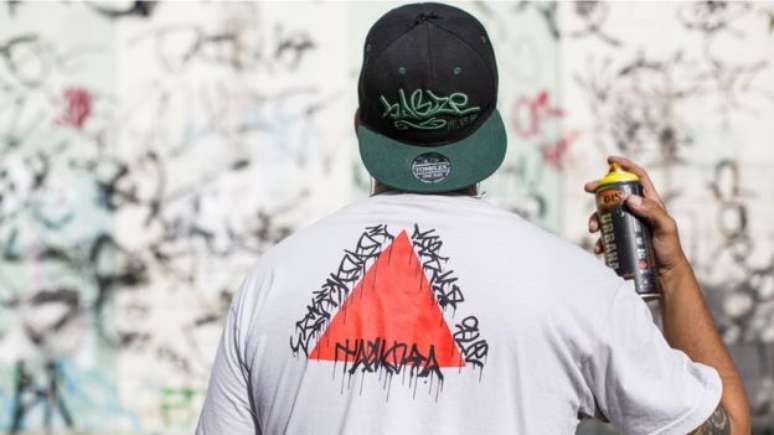 O motoboy "Sabre", de 35 anos, come&ccedil;ou a pichar aos 12 anos, quando participava de torcida organizada do Atl&eacute;tico-MG; "Se o cara gosta do Cruzeiro ou do Atl&eacute;tico, qual o problema? Qualquer pessoa que j&aacute; botou o p&eacute; no Mineir&atilde;o tem rela&ccedil;&atilde;o, ainda que m&iacute;nima, com as organizadas", afirma