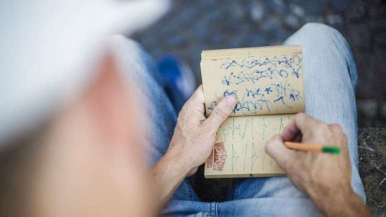 Em caderno, pichador reproduz assinatura, ou "presa", no jarg&atilde;o dos pichadores